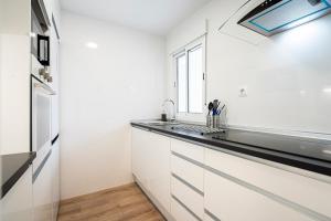 A kitchen or kitchenette at For You Rentals Cozy Apartment TEMPORAL La Vaguada Madrid PMO10
