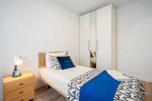 A bed or beds in a room at For You Rentals Cozy Apartment TEMPORAL La Vaguada Madrid PMO10