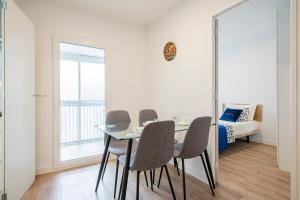 A bed or beds in a room at For You Rentals Cozy Apartment TEMPORAL La Vaguada Madrid PMO10
