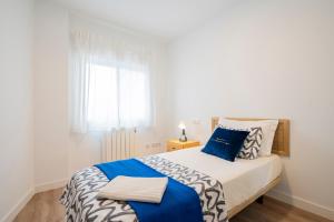 A bed or beds in a room at For You Rentals Cozy Apartment TEMPORAL La Vaguada Madrid PMO10