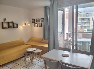 Ce petit appartement comprend un canapé, une table et des chaises. dans l'établissement Résidence Graziella Studio 305, à Juan-les-Pins