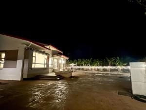 eine nächtliche Aussicht auf ein Gebäude mit Lichtern auf einem Parkplatz in der Unterkunft redhouse in Puli