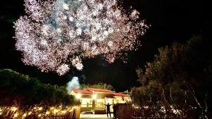 埔里水尾·红屋（redhouse纯-宅）的夜晚在房子前面的树