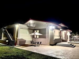 埔里水尾·红屋（redhouse纯-宅）的房屋设有带桌子和遮阳伞的庭院