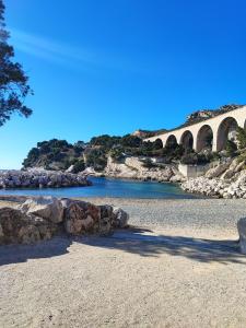 une rivière avec un pont en arrière-plan dans l'établissement Petit cocon à Mourepiane, à Marseille