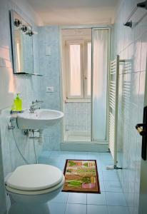 bagno con servizi igienici e lavandino di CASA BANON a Venezia
