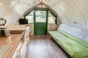 Finest Retreats - Barebones Glamping في هيكسهام: غرفة بسرير ومطبخ مع حوض