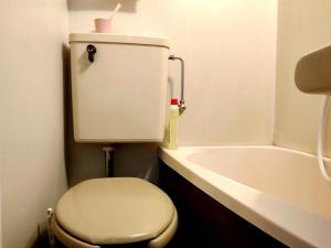 a bathroom with a toilet and a sink and a tub at 大宮溫馨小屋 in Saitama
