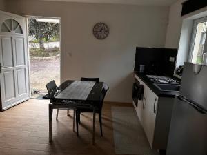 Kuchyň nebo kuchyňský kout v ubytování Studio indépendant Lisieux