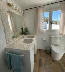 uma casa de banho branca com um lavatório e um WC em Las Moonas en Calblanque em Los Belones