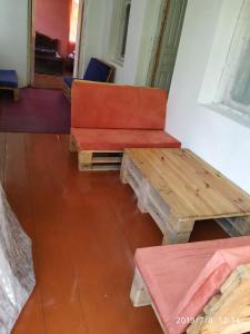 ein orangefarbenes Sofa und einen Holztisch in einem Zimmer in der Unterkunft LIO in Glola