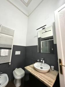 ローマにあるイル テンピオ デッラ キャピタルのバスルーム(洗面台、トイレ、鏡付)