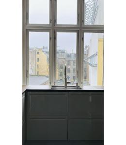 cocina con fregadero y ventana en ApartmentInCopenhagen Apartment 1526, en Copenhague