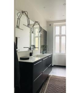 y baño con lavabo y espejo. en ApartmentInCopenhagen Apartment 1526, en Copenhague