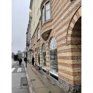 un edificio de ladrillo al lado de una calle en ApartmentInCopenhagen Apartment 1526, en Copenhague