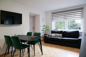 uma sala de estar com uma mesa e um sofá em Aparthotel Brokeš em Lanskroun