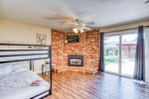 1 Schlafzimmer mit einem gemauerten Kamin und Etagenbetten in der Unterkunft X-Large Spacious Deluxe House Fastest Wi-Fi in Fresno