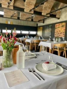 Reštaurácia alebo iné gastronomické zariadenie v ubytovaní Vinárstvo Predium Vráble