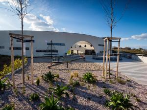 un parque con parque infantil frente a un edificio en Vinárstvo Predium Vráble, en Vráble