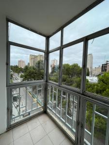 內烏肯的住宿－Departamento céntrico avenida，空房间,设有窗户,享有城市美景