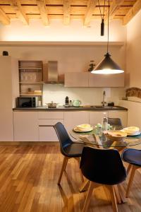 A kitchen or kitchenette at Dimora San Vitale - in the heart of Verona Még 8 kép