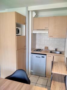 eine kleine Küche mit Spüle und Kühlschrank in der Unterkunft Résidence Graziella Studio 307 in Juan-les-Pins