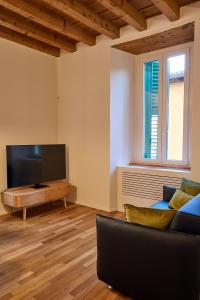 A television and/or entertainment centre at Dimora San Vitale - in the heart of Verona