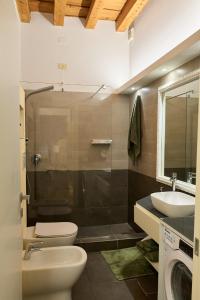 A bathroom at Dimora San Vitale - in the heart of Verona