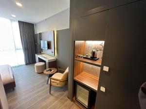 una camera d'albergo con bagno e una camera di Second Suit Hotel a Istanbul