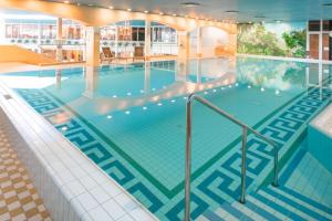 una piscina all'ultimo piano di un edificio di Holiday Club Turun Caribia a Turku