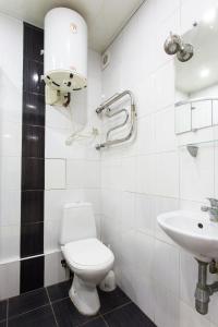 łazienka z toaletą i umywalką w obiekcie Апартаменты возле метро Ботанический сад w Charkowie