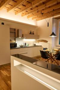 A kitchen or kitchenette at Dimora San Vitale - in the heart of Verona