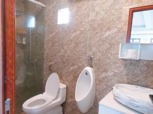 a bathroom with a toilet and a shower at Ninh Binh Green Farmstay in La Phù