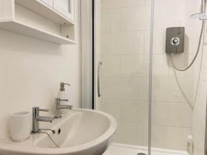 W łazience znajduje się umywalka i prysznic. w obiekcie The Chaff House Country Cottage w mieście Welsh Newton Common