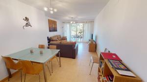 sala de estar con mesa y sofá en Casa Abeto A - Murcia Holiday Rentals Property, en Torre-Pacheco