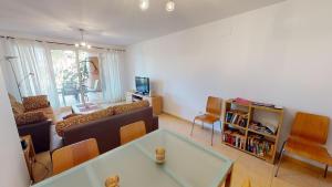 sala de estar con sofá y mesa en Casa Abeto A - Murcia Holiday Rentals Property, en Torre-Pacheco
