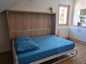 Schlafzimmer mit einem Bett mit einem Kopfteil aus Holz in der Unterkunft Nid douillet proche des pistes avec vue montagne in Saint-Gervais-les-Bains