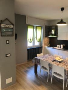 a kitchen and dining room with a table and chairs at "La Bella della Cappuccina" Casa con Parcheggio Interno Gratuito in Domodossola