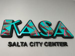 una señal para el centro de la ciudad de Aaleska en una pared en Salta Avenida Belgrano Habitaciones Alojamiento Familiar en Salta