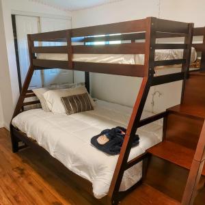 Łóżko piętrowe w pokoju z łóżkiem piętrowym w obiekcie Mountain Escape w mieście Squaw Valley