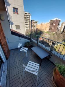 balkon z 2 krzesłami i ławką w budynku w obiekcie Mansarda Olgiati zona Navigli w Mediolanie