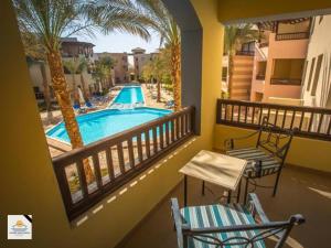balcone con vista sulla piscina di Marina residence Chalet port ghalib a Port Ghalib Altre 2 foto