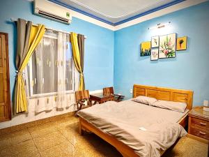 1 dormitorio con cama y ventana en Nhà nghỉ Thành Trung, 