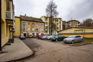 een rij auto's geparkeerd op een parkeerplaats bij Saulės miesto širdyje „The heart of the sun city“ in Šiauliai