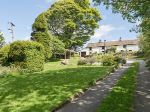 a garden in front of a house at Oxlow End Cottage in Peak Forest