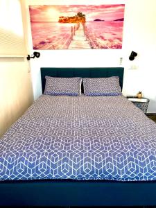 um quarto com uma cama com um quadro na parede em Sea view cozy apartment em Haifa