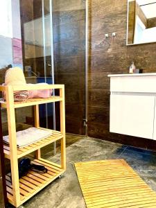 łazienka z prysznicem, umywalką i półką w obiekcie Sea view cozy apartment w mieście Hajfa