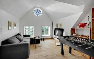 uma sala de estar com um sofá e uma televisão em 8 Bedroom Beautiful Home In Hjer em Højer