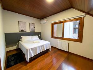מיטה או מיטות בחדר ב-LOCAR-IN GRAMADO - Orquideas 150 m da Rua Coberta