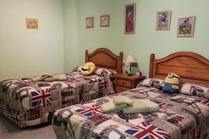2 Betten mit Hello-Kitty-Kissen darauf im Schlafzimmer in der Unterkunft Yayo-Toni de Banyeres in Banyeres de Mariola